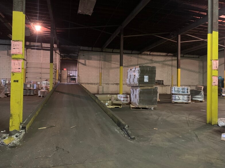More Photos Of 1 Glass St, Bridgeton Warehouse For Lease