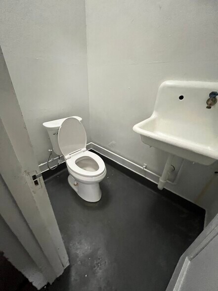 More Photos Of 78 N Broadway, Yonkers Office For Lease