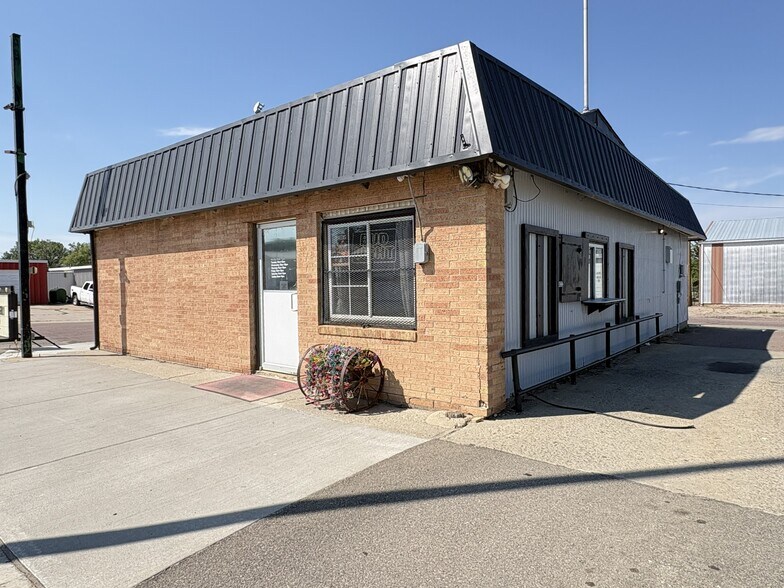 Primary Photo Of 346 W 2nd St, Winner General Retail For Sale