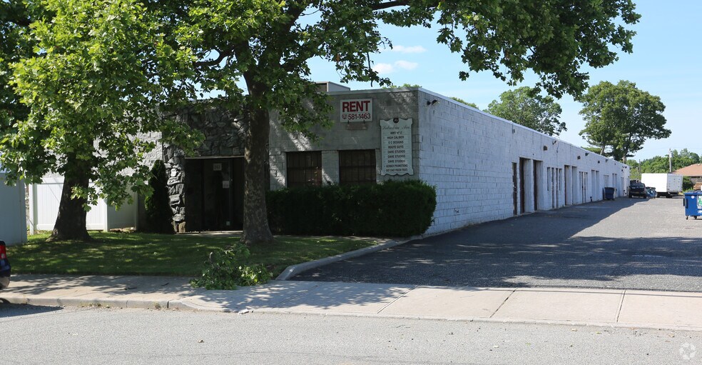 Primary Photo Of 261 Suburban Ave, Deer Park Warehouse For Lease