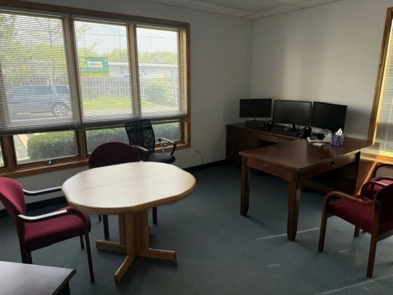 More Photos Of 820 E Terra Cotta Ave, Crystal Lake Office For Sale