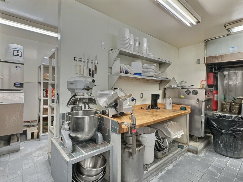 More Photos Of 203 E Cleveland St, Sundance Storefront Retail Office For Sale