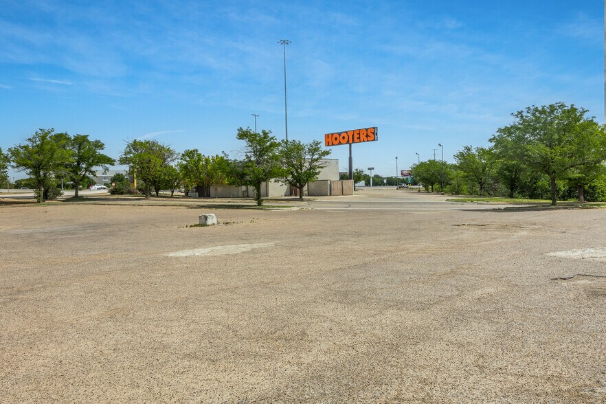 More Photos Of 8101 W I-40, Amarillo Restaurant For Lease