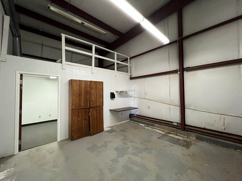 More Photos Of 1416 Twin Oaks St, Wichita Falls Warehouse For Lease