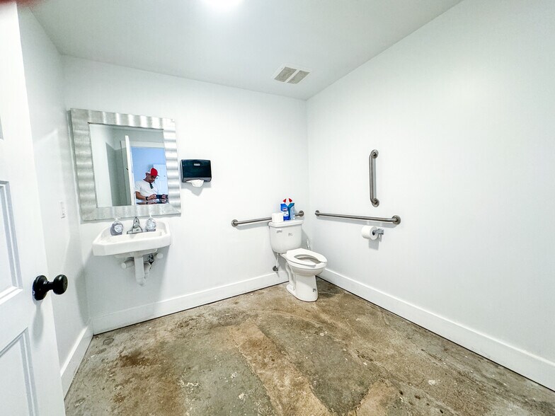 More Photos Of 920 Dauphin St, Mobile Office For Sale