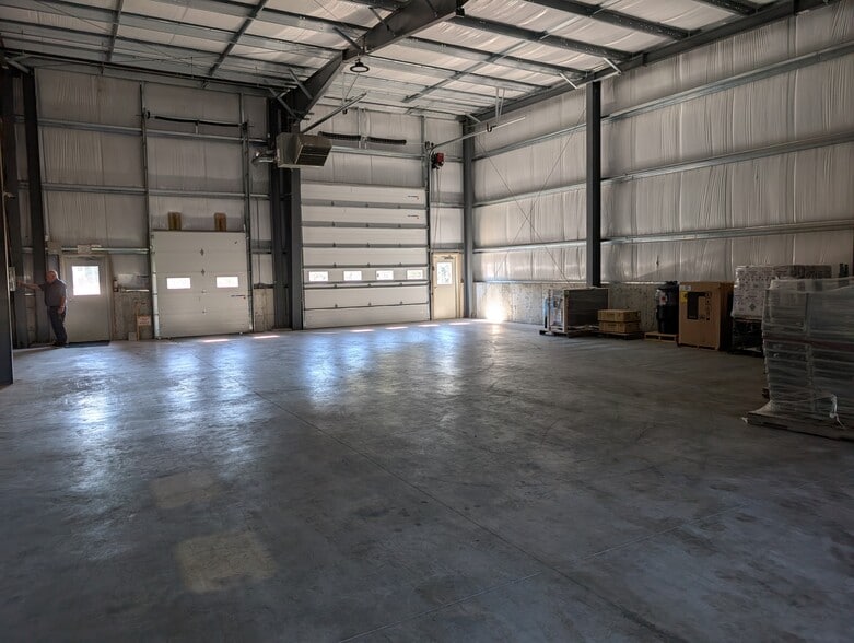 More Photos Of 155 New Haven Ave, Derby Showroom For Lease