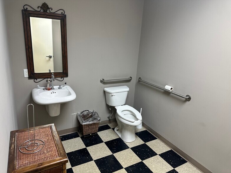 More Photos Of 201 Stonewall St, Cartersville Office For Sale