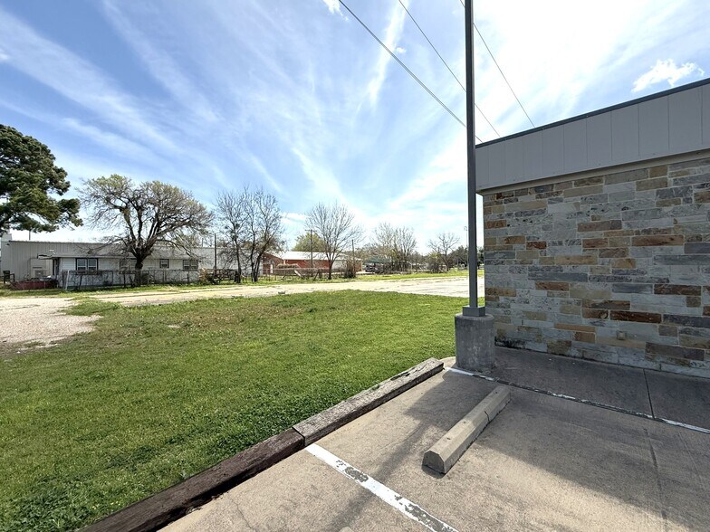 More Photos Of 801 W Brown St, Hearne Self Storage For Sale