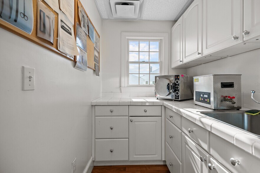 More Photos Of 74 Valley Rd, Middletown Office For Sale