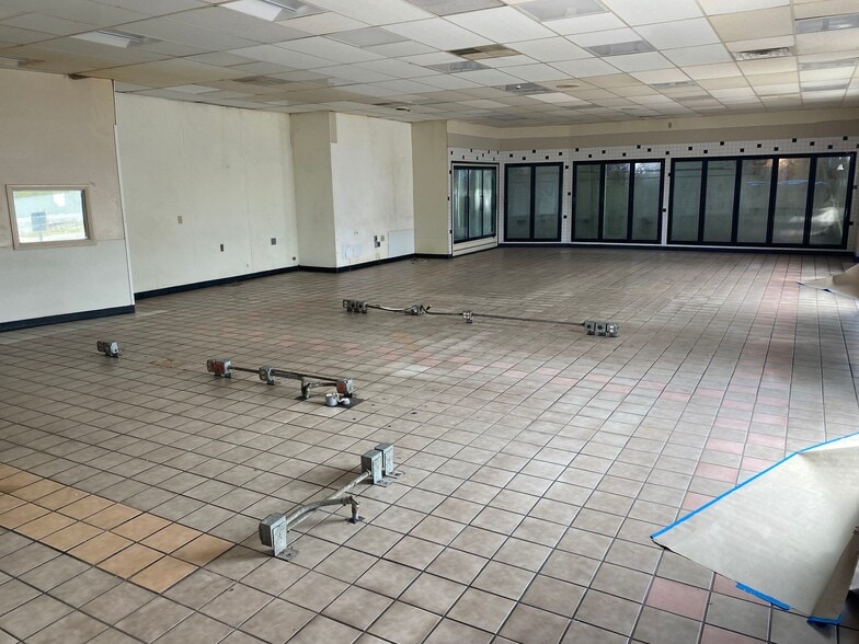 More Photos Of 3624 S Nappanee St, Elkhart Service Station For Lease