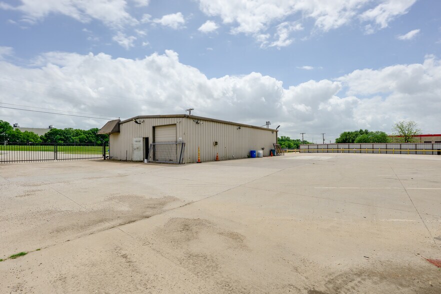More Photos Of 801 N Walton Walker Hwy, Irving Warehouse For Lease