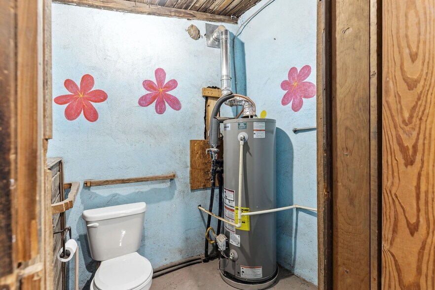 More Photos Of 100 W Murphy St, Alpine General Retail For Sale