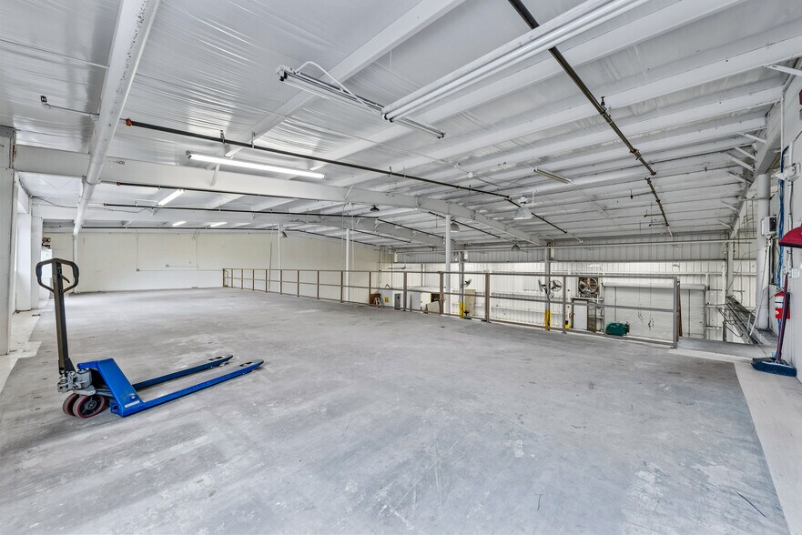 More Photos Of 2221 Corporation Blvd, Naples Light Manufacturing For Sale