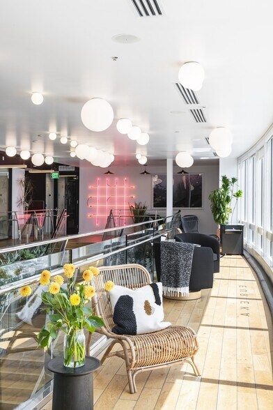 More Photos Of 555 W 5th St, Los Angeles Office For Lease