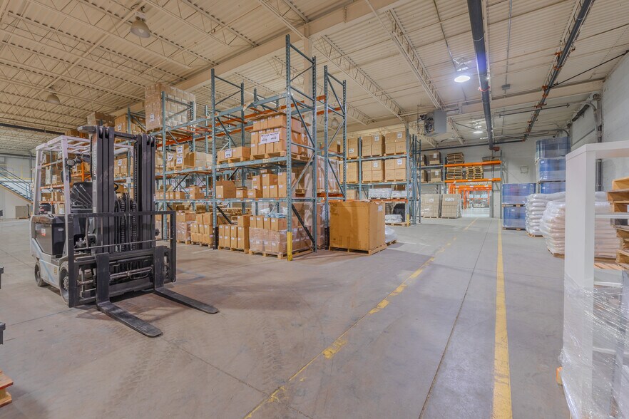 More Photos Of 9081-9101 Rue du Parcours, Montréal Warehouse For Sale