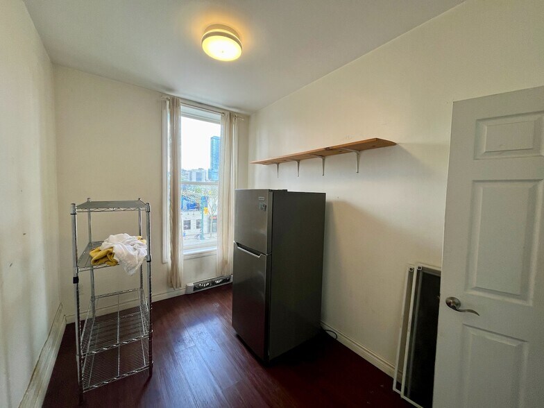 More Photos Of 402 Spadina Av, Toronto Storefront Retail Residential For Lease