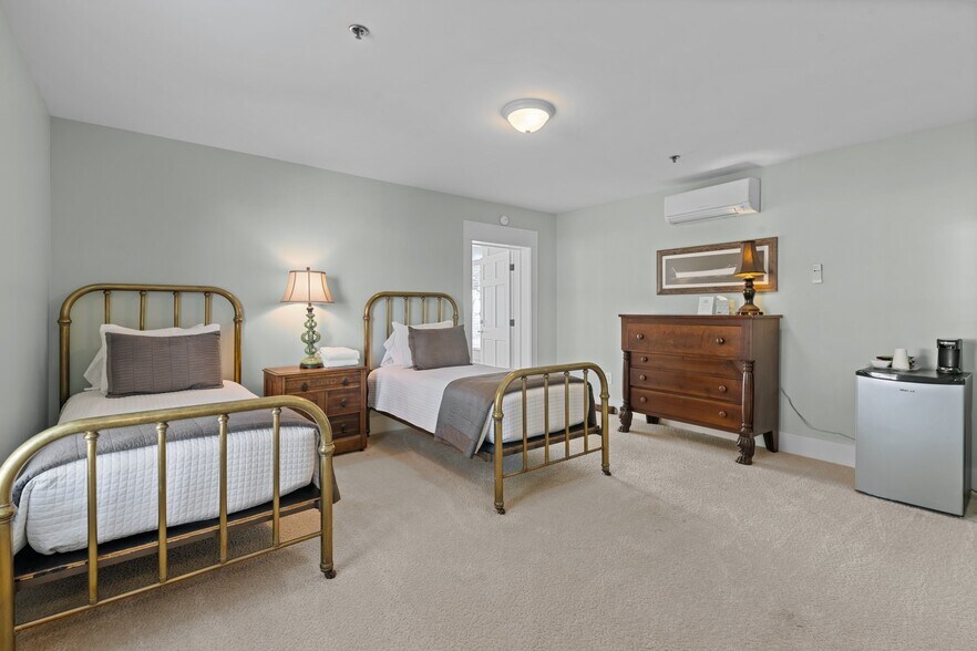 More Photos Of 738 E Main St, Belhaven Hotel For Sale