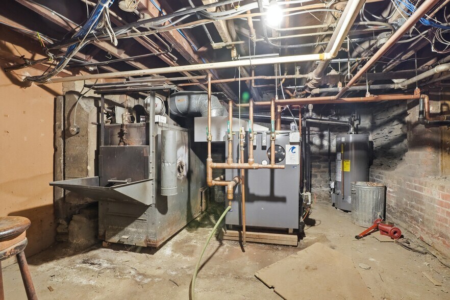 More Photos Of 14-16 Main St S, Perry Bank For Sale