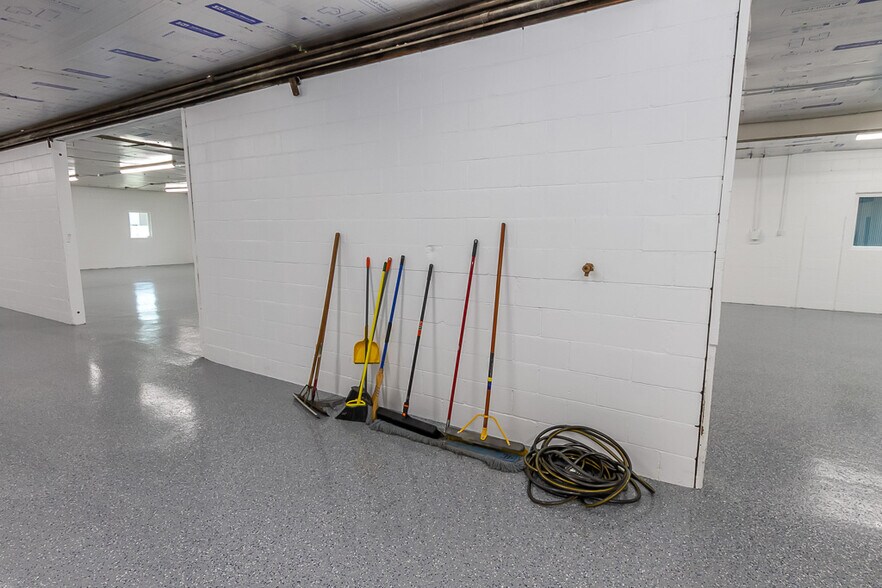 More Photos Of 925 Virginia St, Shelbyville Warehouse For Lease