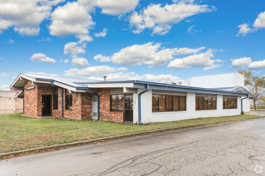 More Photos Of 1760 E Stroop Rd, Dayton Restaurant For Lease