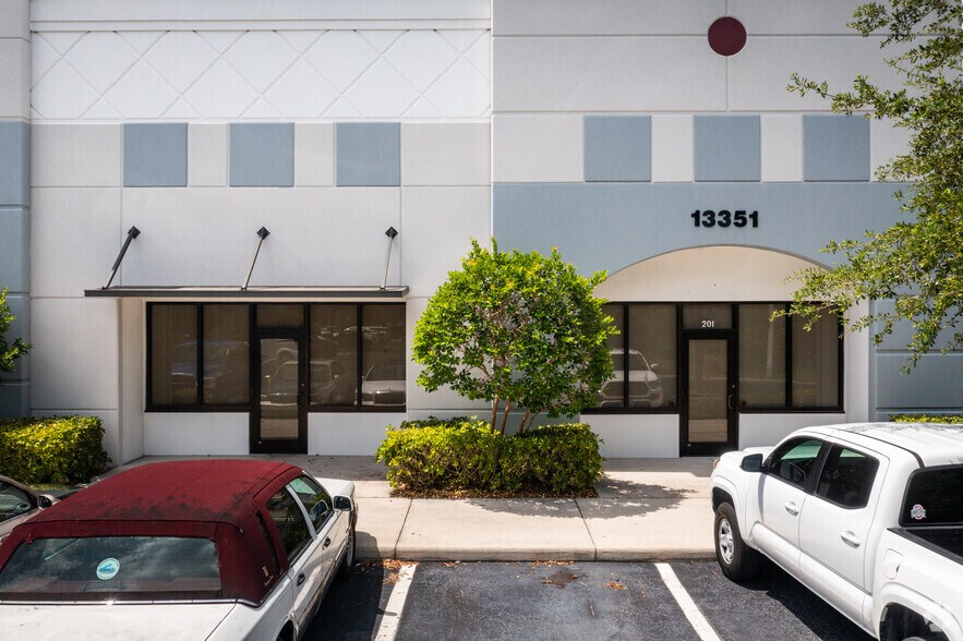 More Photos Of 13351 Saddle Rd, Fort Myers Warehouse For Lease