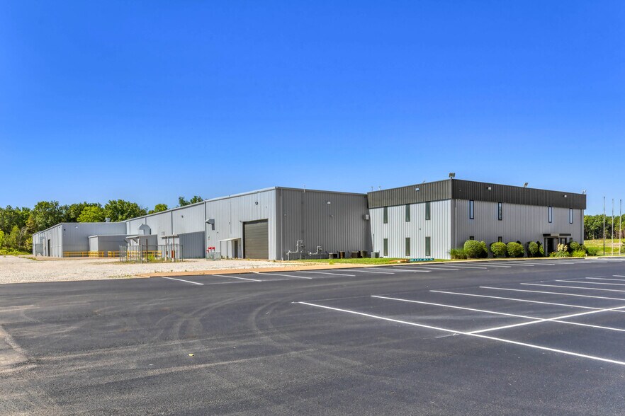 More Photos Of 1402 E Veterans Memorial Pky, Warrenton Manufacturing For Sale