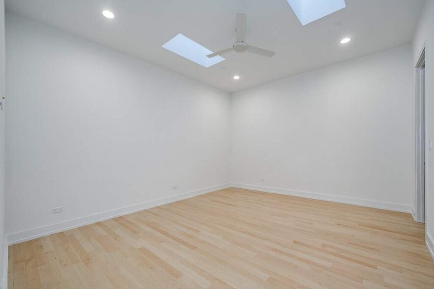More Photos Of 1219 W Madison St, Chicago Storefront Retail Residential For Lease
