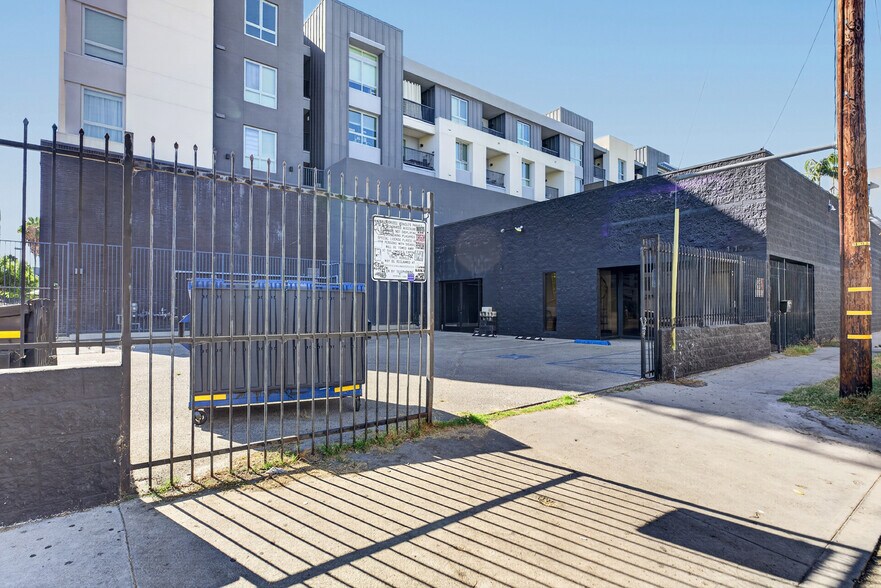 More Photos Of 11105 Weddington St, North Hollywood Service For Lease