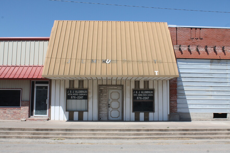 Primary Photo Of 313 E Texas Ave, Mart Storefront For Lease