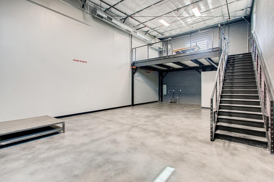 More Photos Of 2100 Double Creek Dr, Round Rock Warehouse For Lease