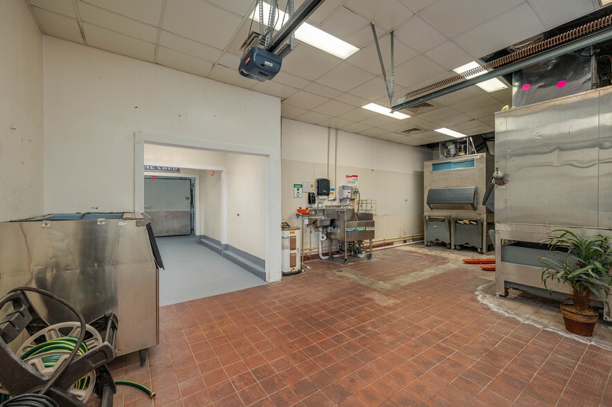 More Photos Of 174 NW 9th ave, Mulberry Distribution For Sale