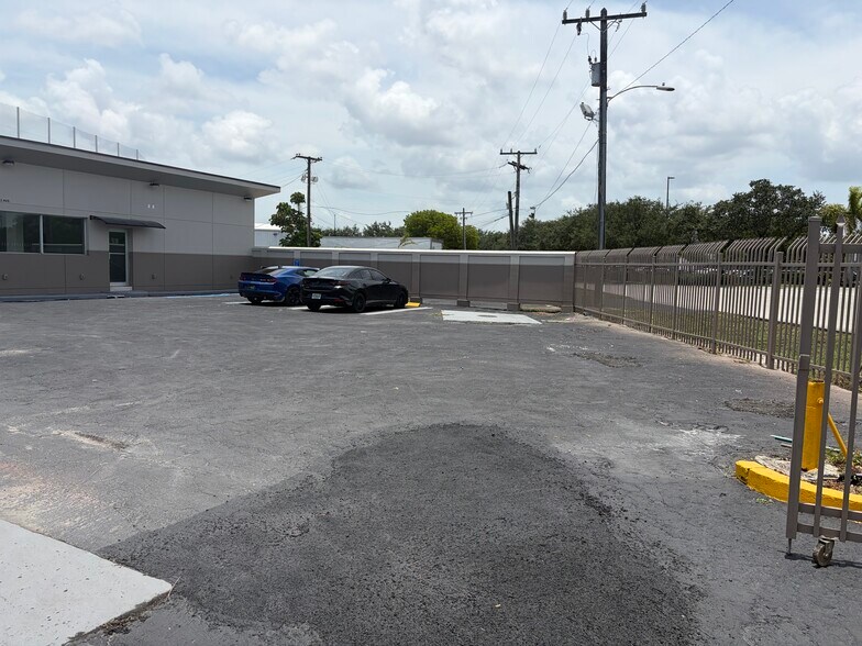 More Photos Of 17440 NW 2nd Ave, Miami Auto Repair For Sale