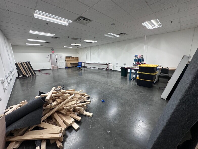 More Photos Of 6600-6626 Kingspointe Pky, Orlando Distribution For Lease