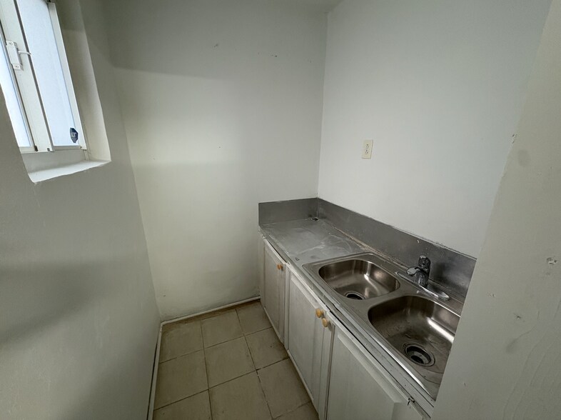 More Photos Of 7004-7018 SW 4th St, Miami Warehouse For Lease