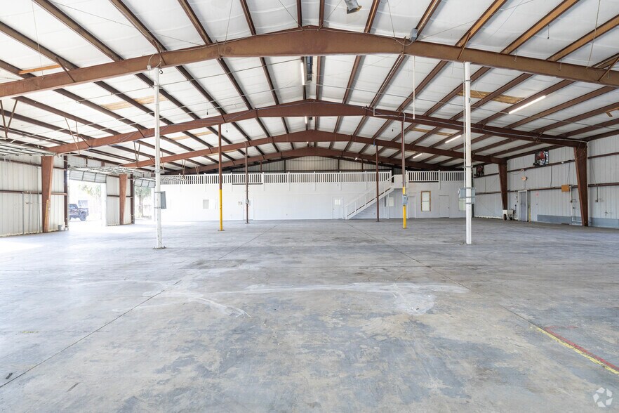 More Photos Of 7818 Depot Ln, Tampa Warehouse For Lease