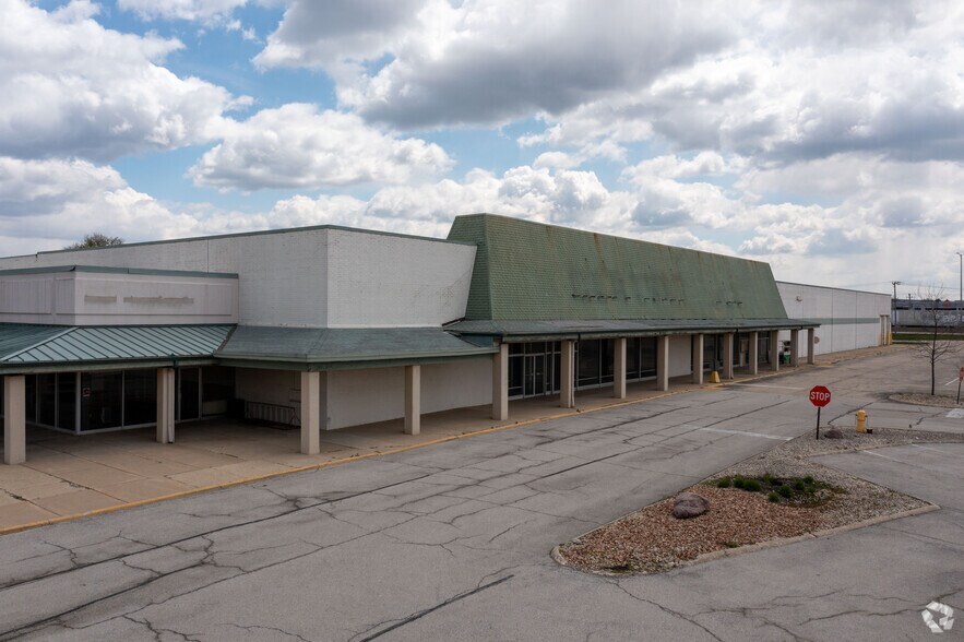 More Photos Of 350 S Bolingbrook Dr, Bolingbrook Unknown For Lease