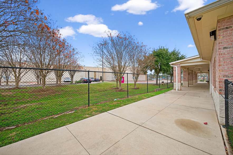 More Photos Of 8525 Queenston Blvd, Houston Freestanding For Sale