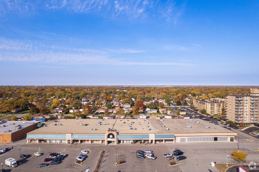 More Photos Of 2614-2678 W Golf Rd, Glenview General Retail For Lease