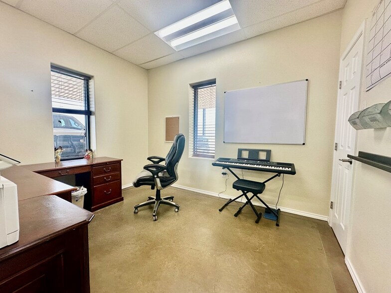 More Photos Of 602 US Highway 385 N, Seminole Flex For Sale