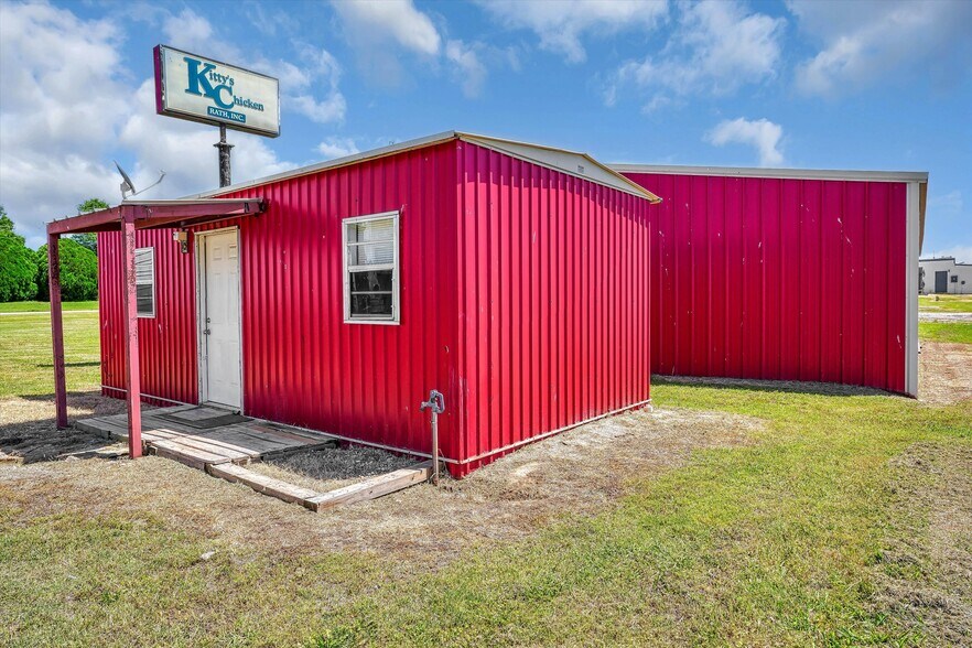 More Photos Of 908 E Apache Trail Rd, Apache Shelter For Sale