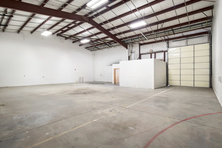 More Photos Of 20756 High Desert Ct, Bend Warehouse For Lease