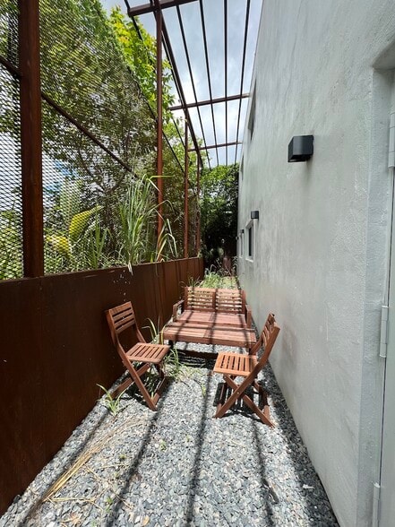 More Photos Of 6240 NE 4th Ct, Miami Showroom For Lease