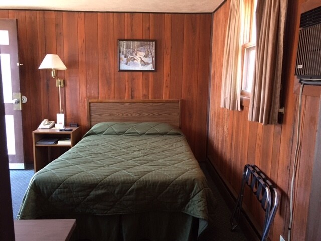 More Photos Of 100 Silver St, Hurley Hotel For Sale