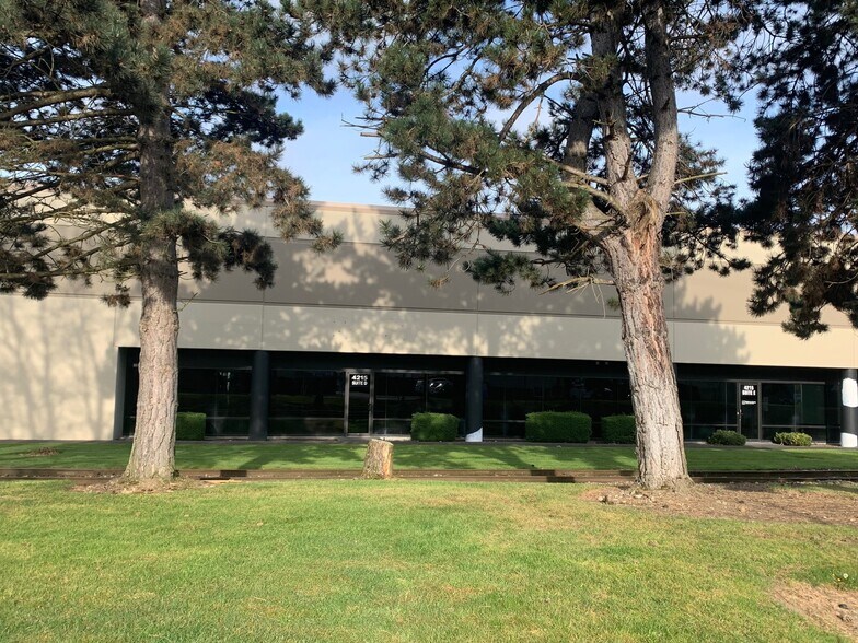 More Photos Of 4215 95th St SW, Lakewood Warehouse For Lease
