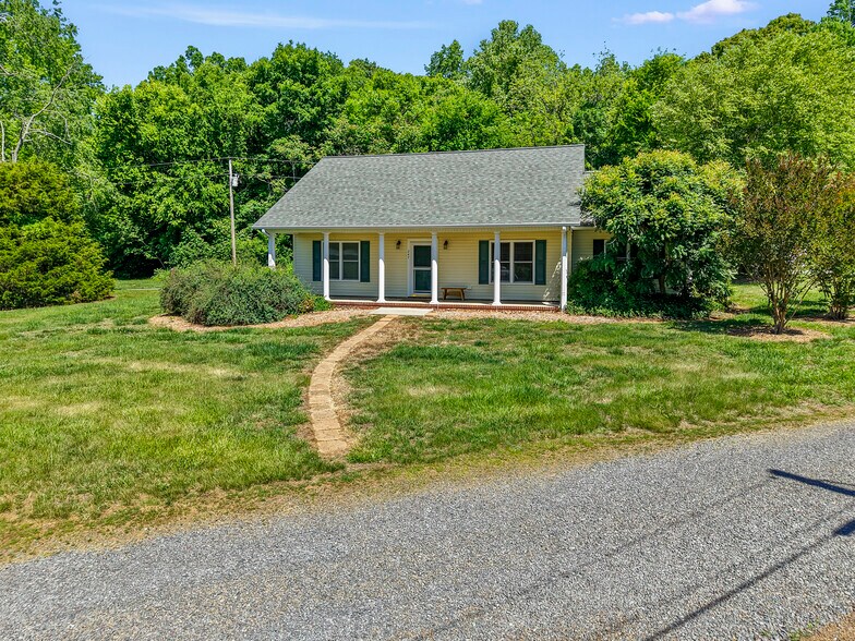 More Photos Of 249 Gilbert Rd, Mocksville Airport For Sale
