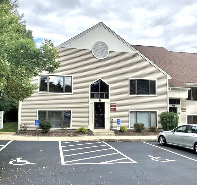 More Photos Of 82 Palomino Ln, Bedford Medical For Lease