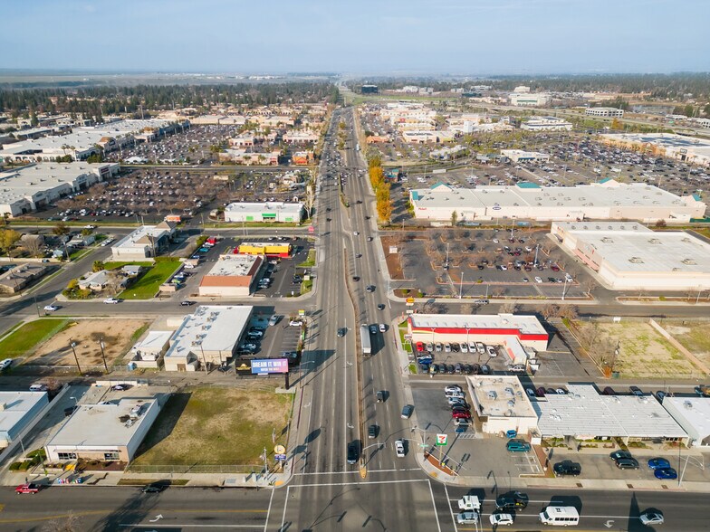 More Photos Of 7315 N Blackstone Ave, Fresno Freestanding For Lease