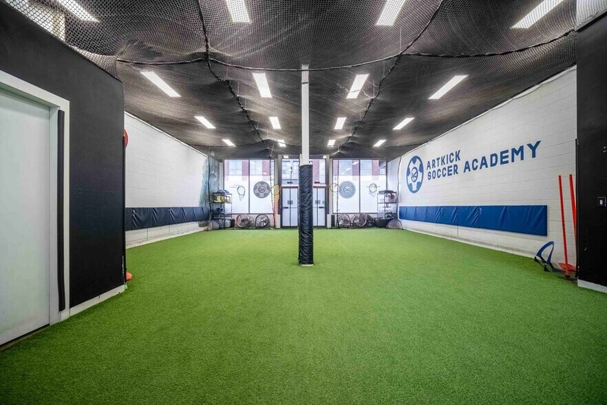 More Photos Of 1513-1527 Johnston Rd, White Rock Storefront For Lease