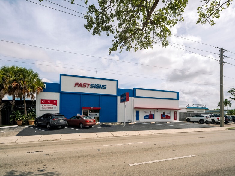 More Photos Of 211-215 E Oakland Park, Oakland Park Freestanding For Sale