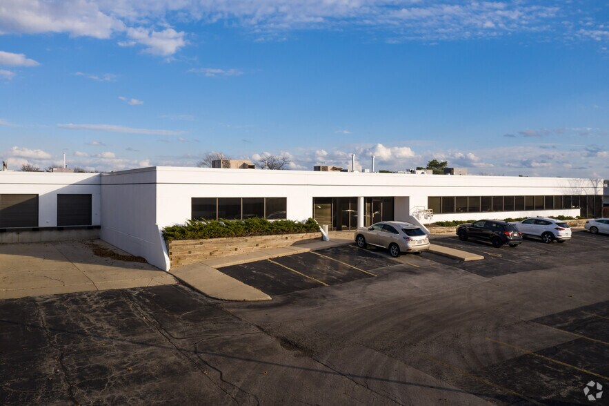 More Photos Of 800 Springer Dr, Lombard Office For Lease